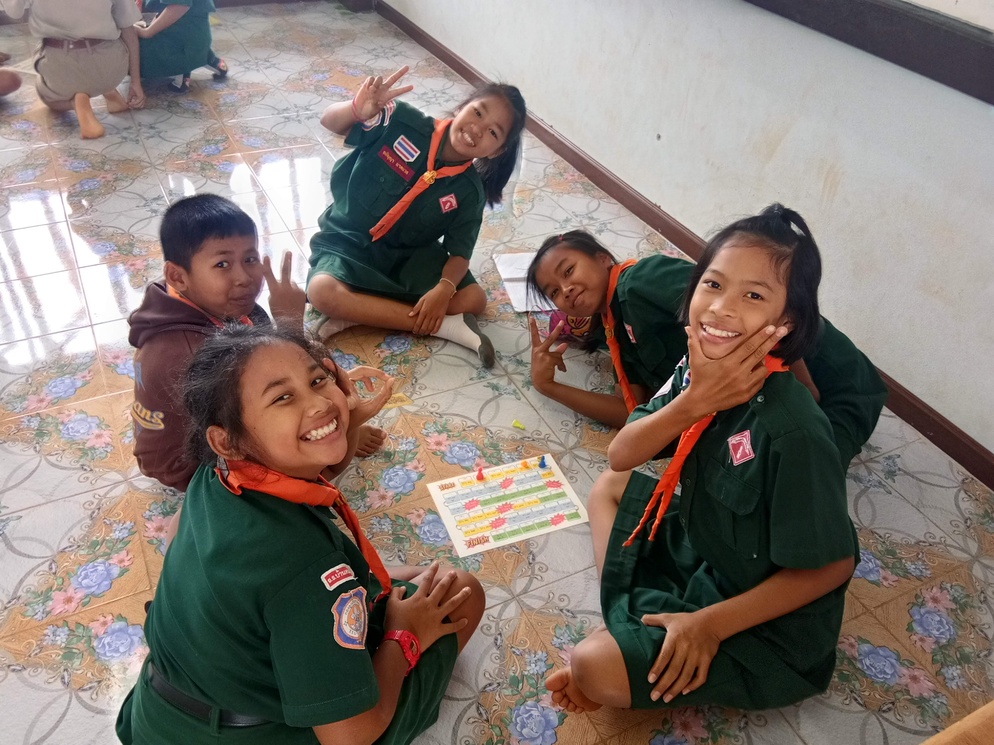 ภาพประกอบไอเดีย ทบทวนคำศัพท์และประโยคด้วย Snake Ladder Board Game